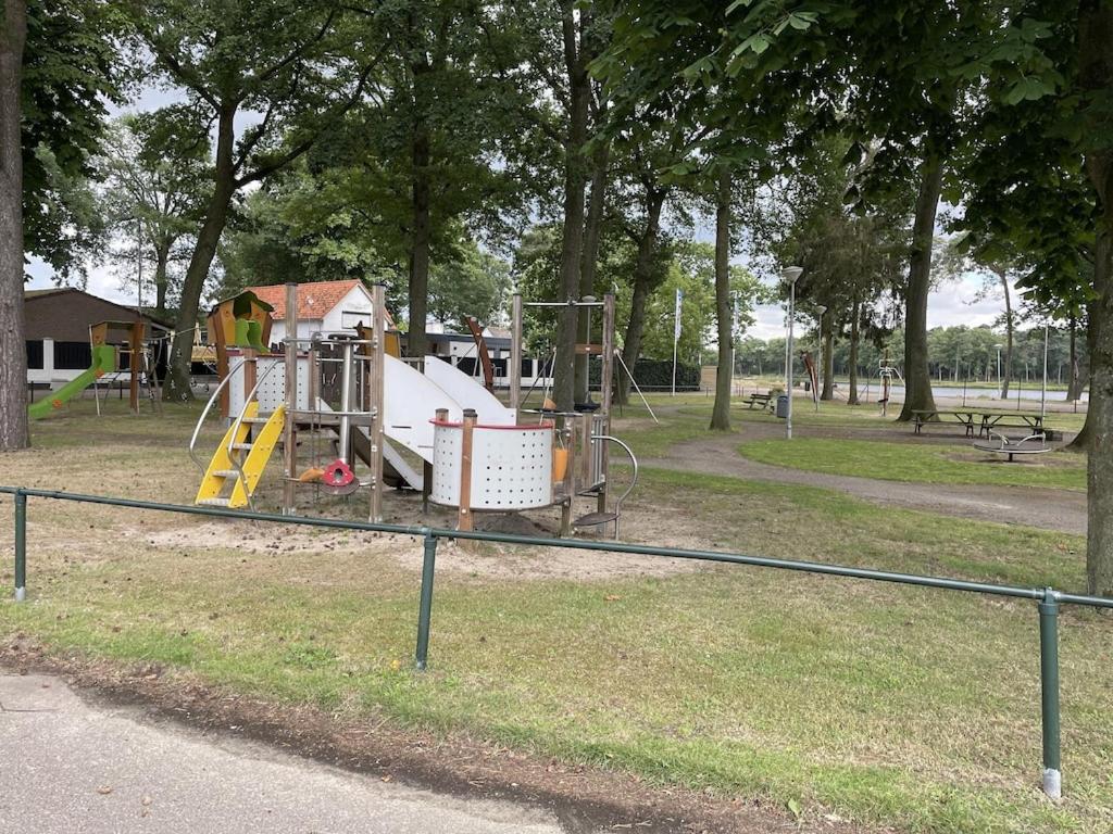 Freistehendes Ferienhaus Am See Naehe Roermond Heel Εξωτερικό φωτογραφία