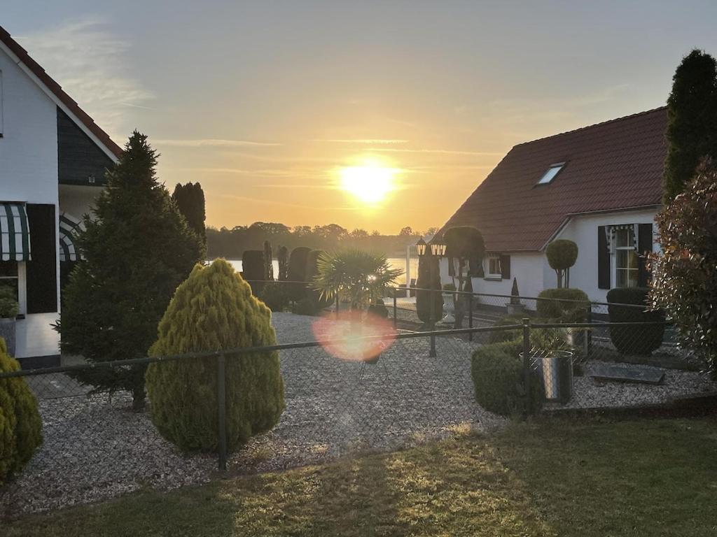 Freistehendes Ferienhaus Am See Naehe Roermond Heel Εξωτερικό φωτογραφία