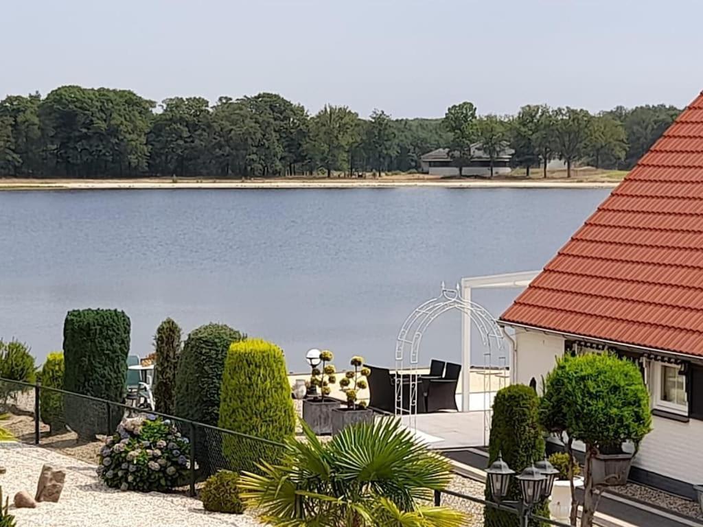 Freistehendes Ferienhaus Am See Naehe Roermond Heel Εξωτερικό φωτογραφία